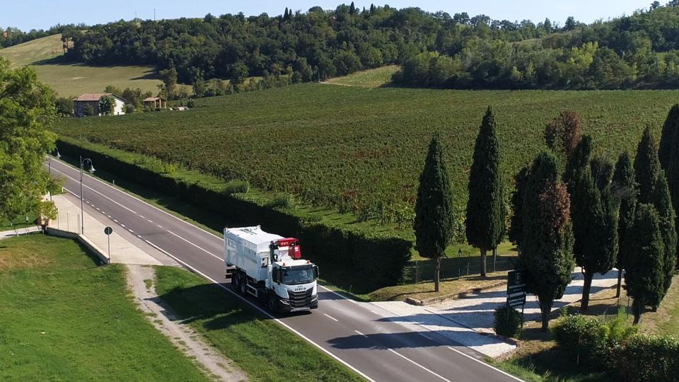 
	Mezzo 2as per la raccolta verticale e bilaterale dei rifiuti

