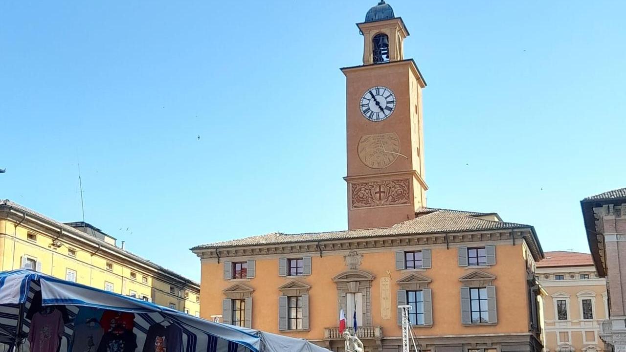 Reggio Emilia, il temporale manda in tilt l’orologio di Palazzo Del Monte