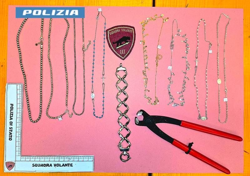 Via Panciroli, scassina la vetrina e ruba le collanine: arrestato 29enne