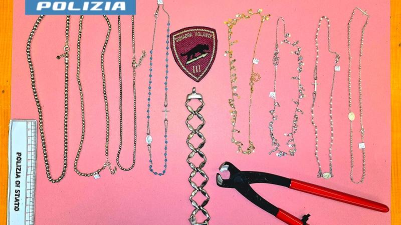 Via Panciroli, scassina la vetrina e ruba le collanine: arrestato 29enne