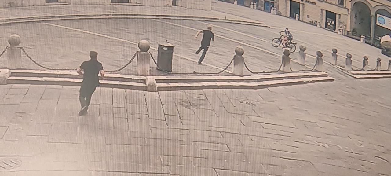 
	Nella foto a destra lo scippatore in fuga dopo il colpo (foto questura)

