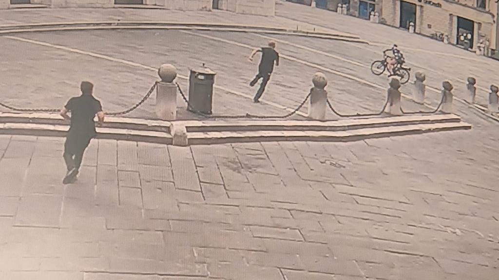 Nella foto a destra lo scippatore in fuga dopo il colpo (foto questura)