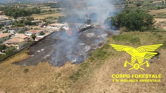 Fiamme lambiscono le case: paura per gli abitanti