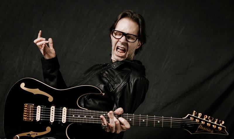 Paul Gilbert, chitarrista e fondatore di Mr. Big e Racer X, in concerto al Bilbao