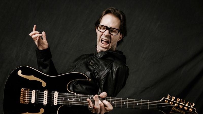 Paul Gilbert, chitarrista e fondatore di Mr. Big e Racer X, in concerto al Bilbao