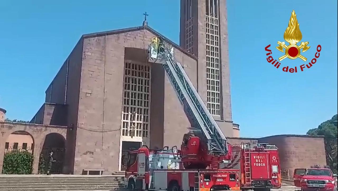 Un cavo pericolante e uno sciame d’api: complicato intervento dei vigili del fuoco a Fertilia