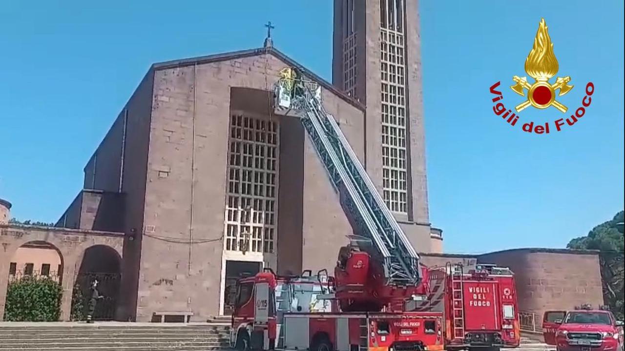 Un cavo pericolante e uno sciame d’api: complicato intervento dei vigili del fuoco a Fertilia