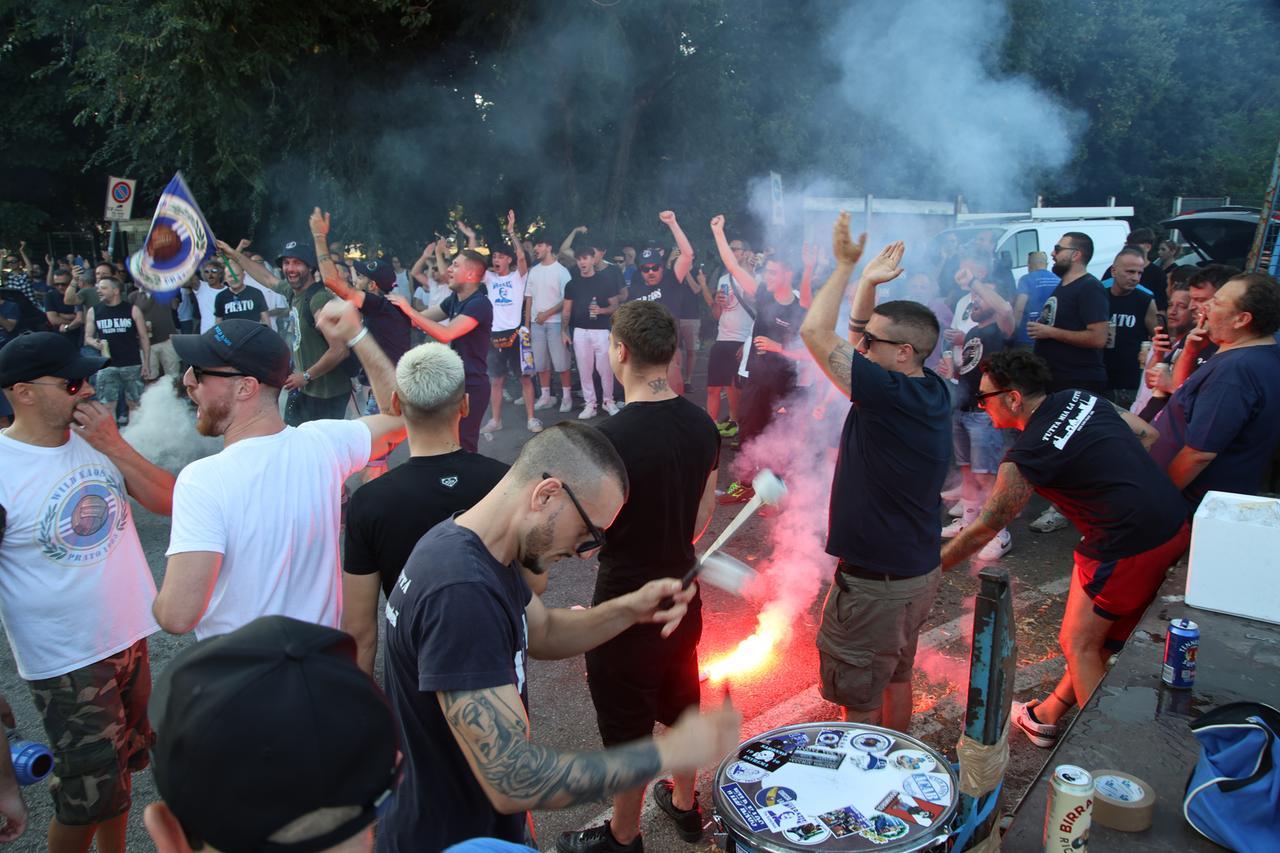 
	La protesta dei tifosi del Prato (foto Giovanni Tarducci)

