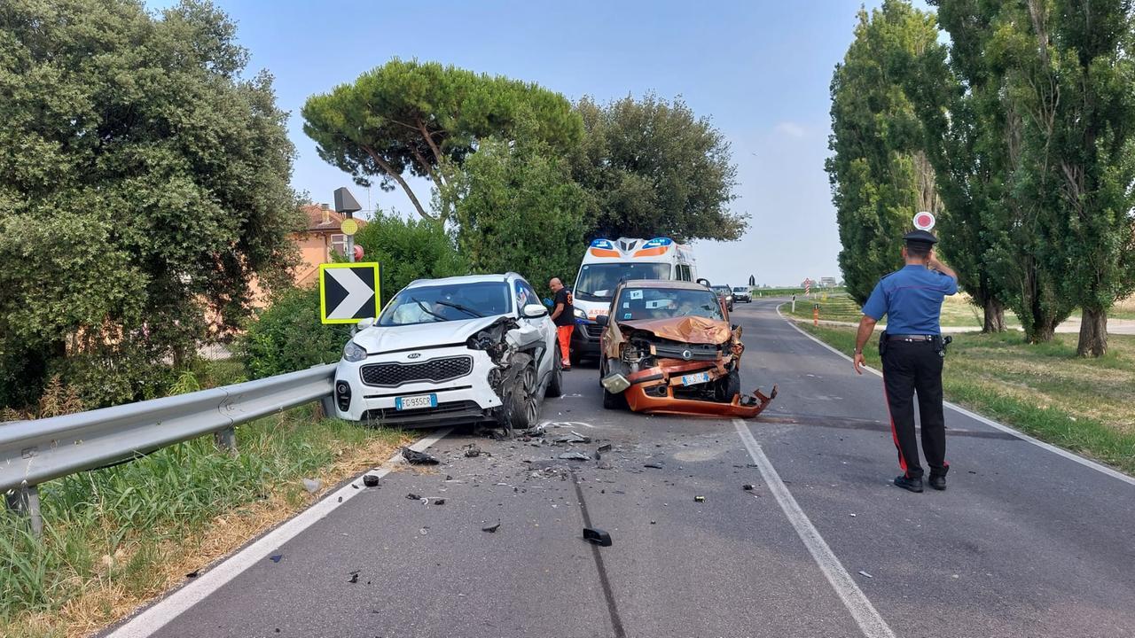 Carambola tra auto dopo la sbandata. Feriti e traffico in tilt a Codigoro