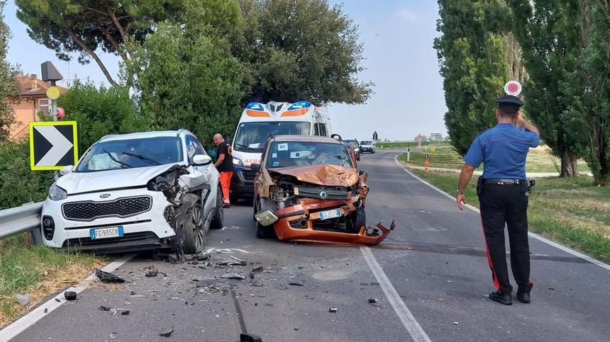 Carambola tra auto dopo la sbandata. Feriti e traffico in tilt a Codigoro