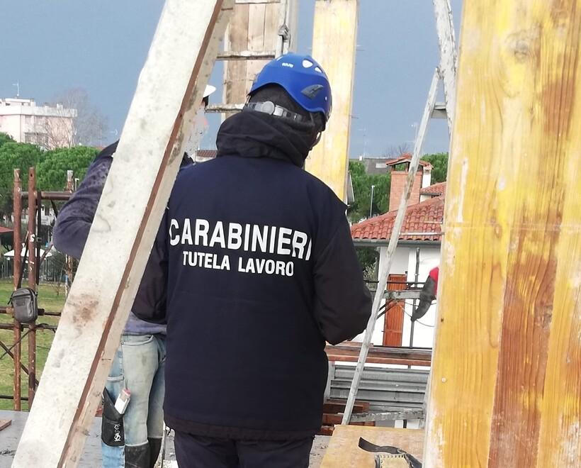 Lavoro nero nel locale a Ferrara, tre senza contratto e scatta la chiusura