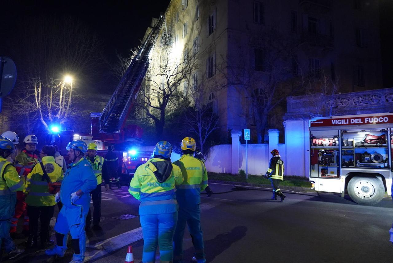 
	Soccorritori e vigili del fuoco fuori dal Grand hotel Corallo di via degli Acquedotti (foto Stick)

