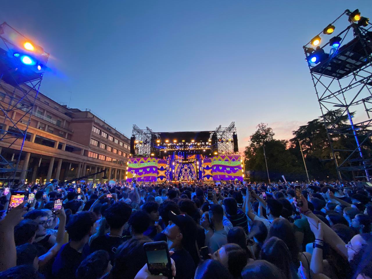 Radio Bruno Estate, diecimila in piazza: musica, entusiasmo e qualche malore per il caldo