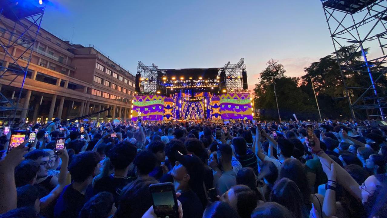 Radio Bruno Estate, diecimila in piazza: musica, entusiasmo e qualche malore per il caldo