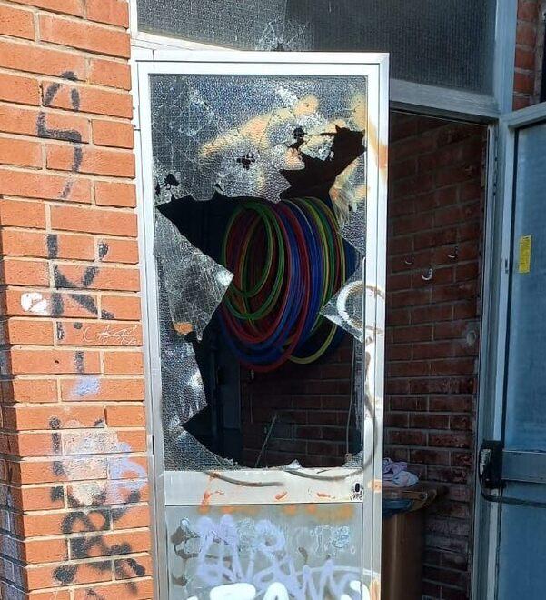 Vandali alla palestra di Buggiano: sassaiola contro le porte a vetri