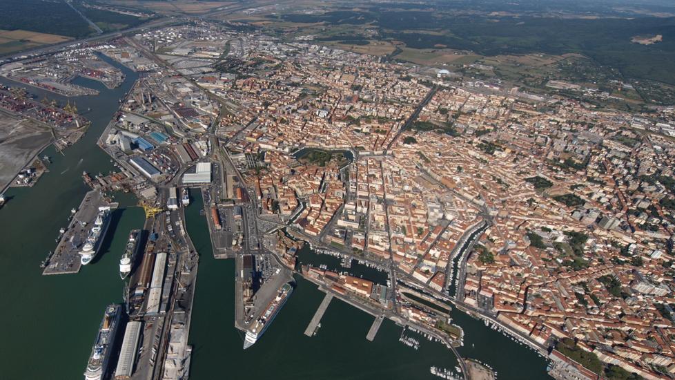 Il porto labronico (foto d'archivio)