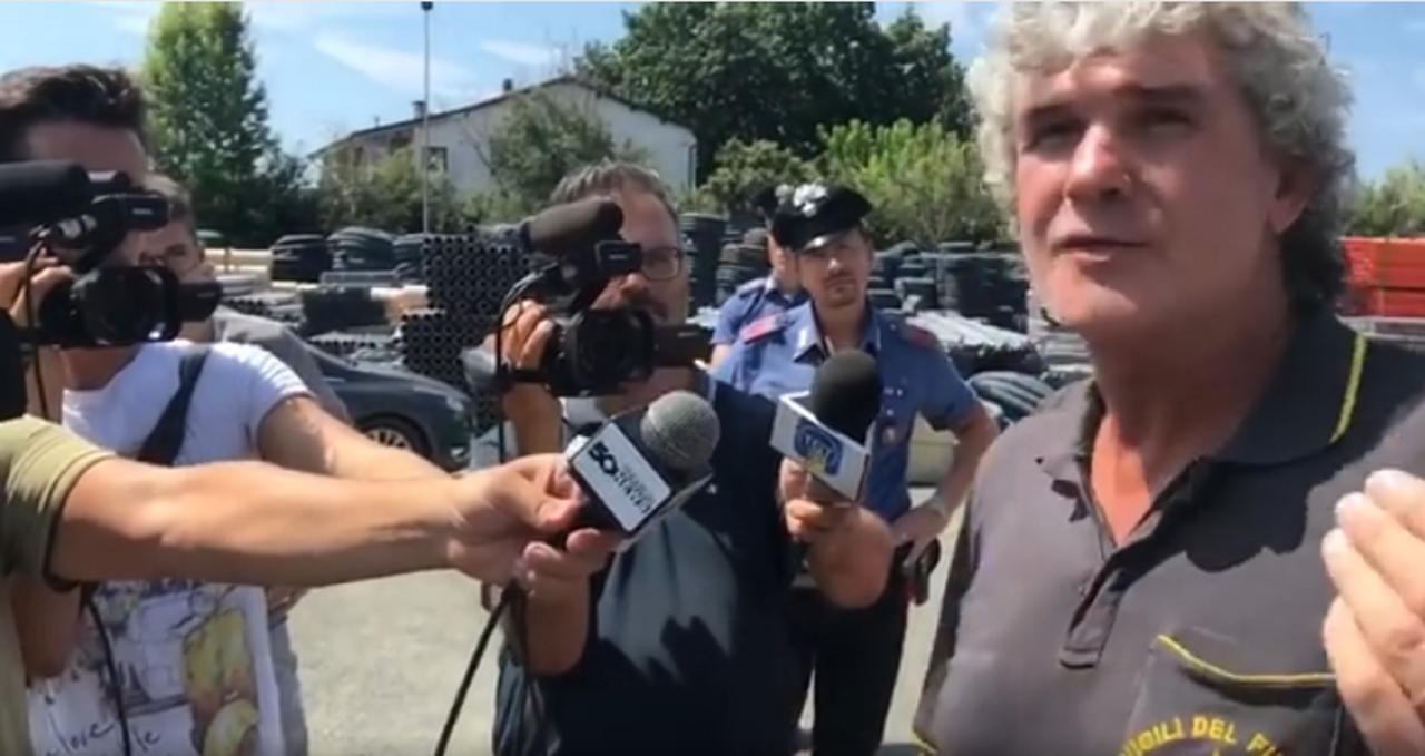 
	Il funzionario dei vigili del fuoco di Lucca Claudio Lattanzi (foto fermo immagine Comune di Pietrasanta)

