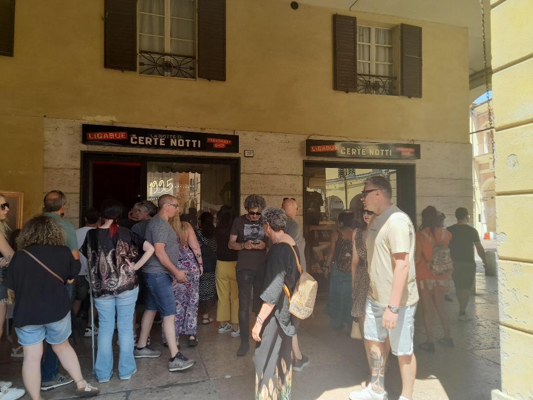Ligabue, un successo il temporary shop di Correggio dedicato al rocker