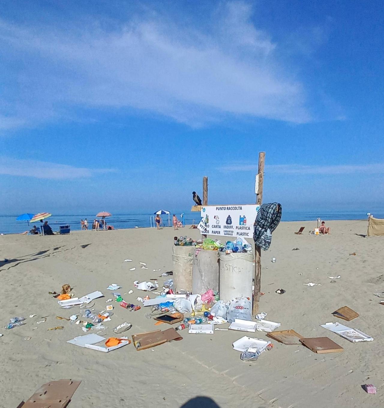 Marina di Pietrasanta, ennesima serata di bagordi sulla spiaggia libera di Motrone