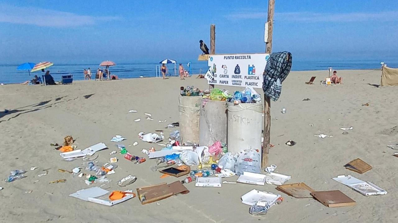 Marina di Pietrasanta, ennesima serata di bagordi sulla spiaggia libera di Motrone
