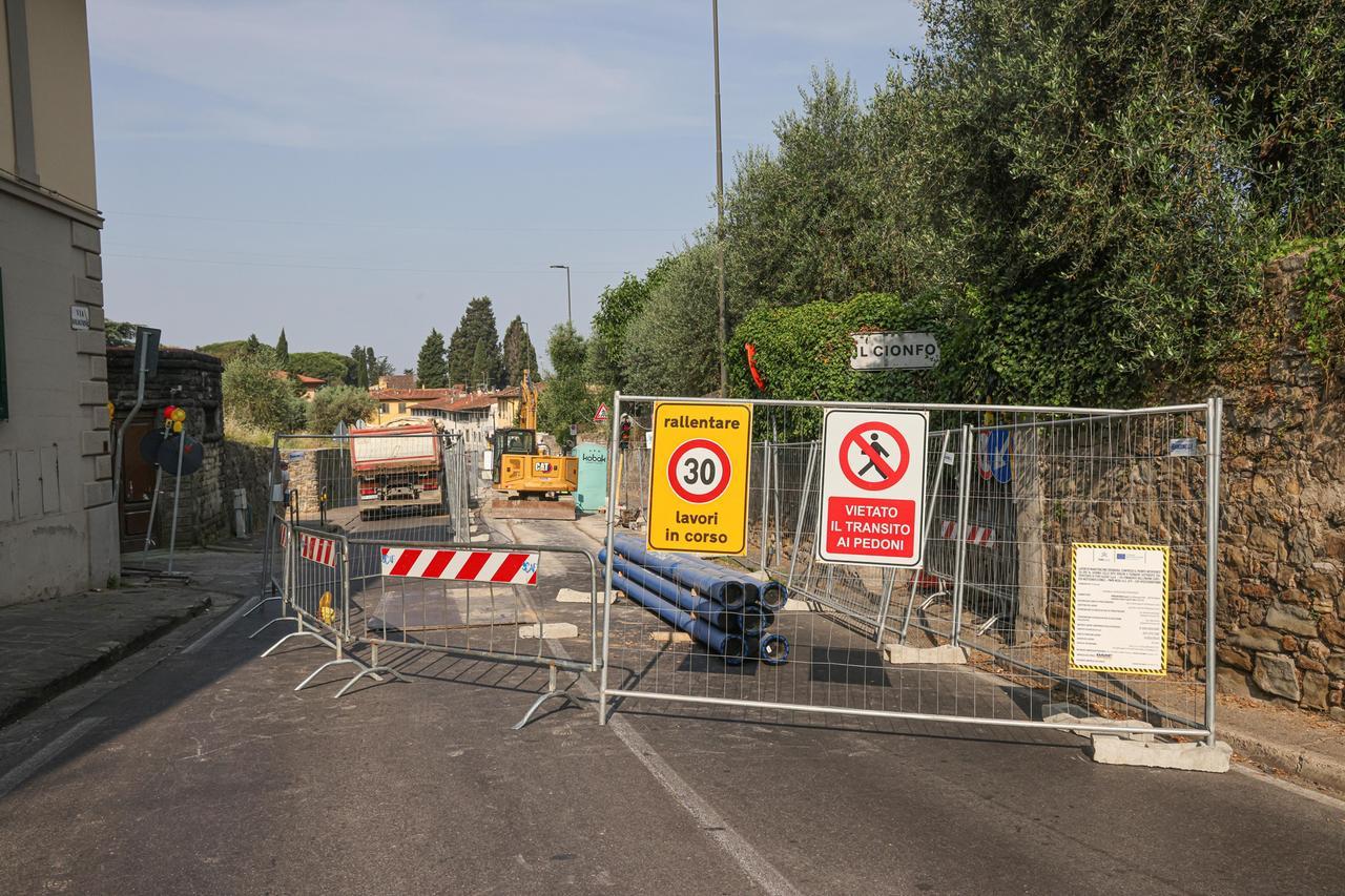 Firenze, guasto imprevisto alla rete idrica: chiusa via dei Massoni