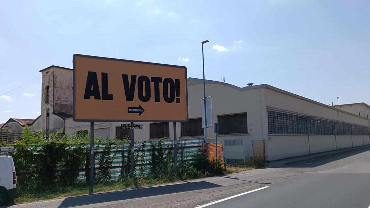 Uno dei manifesti fatti affiggere da Jonathan Targetti