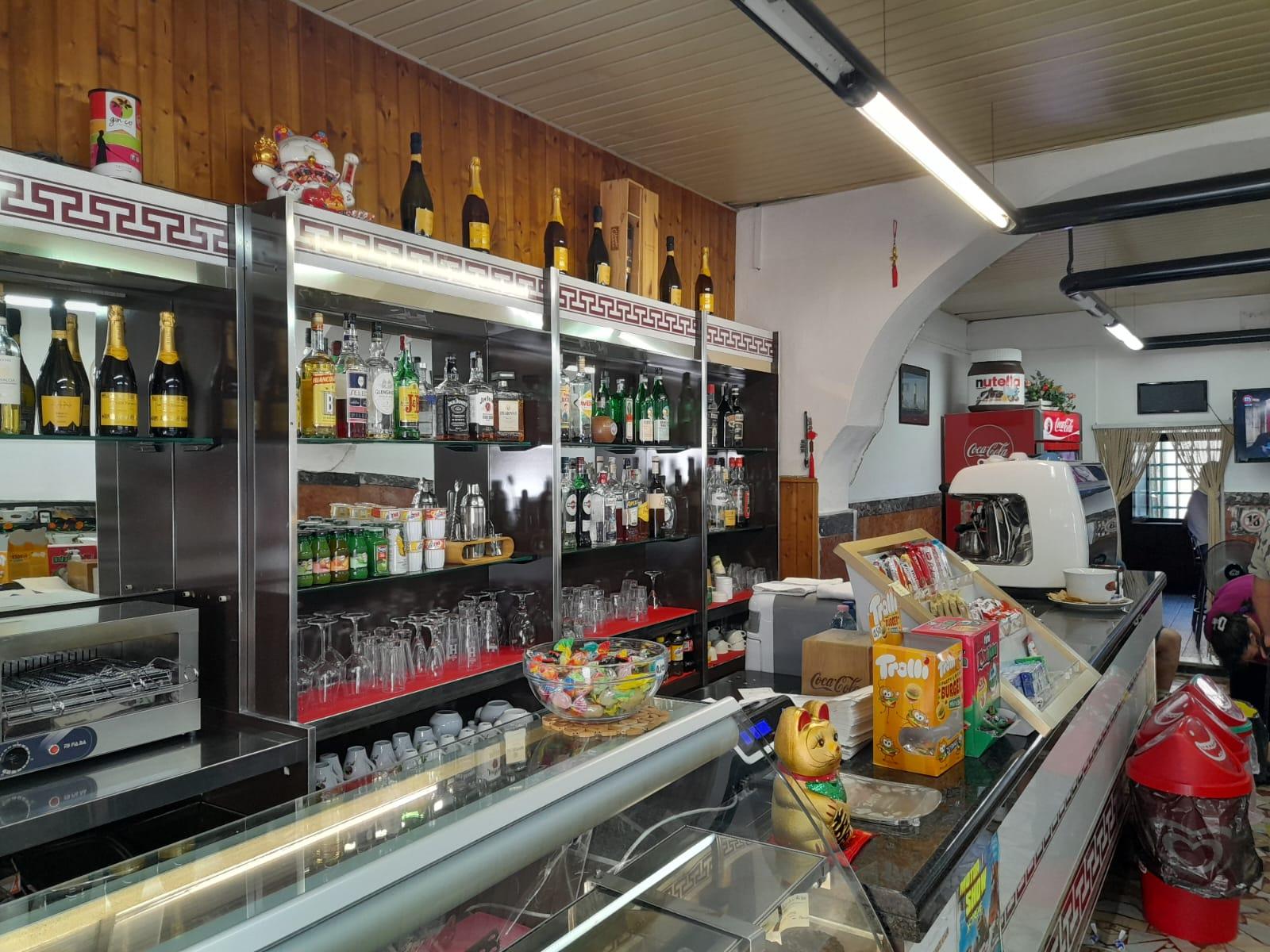 L'interno del "Ciao Bar" di via Garibaldi, preso d'assalto dai ladri