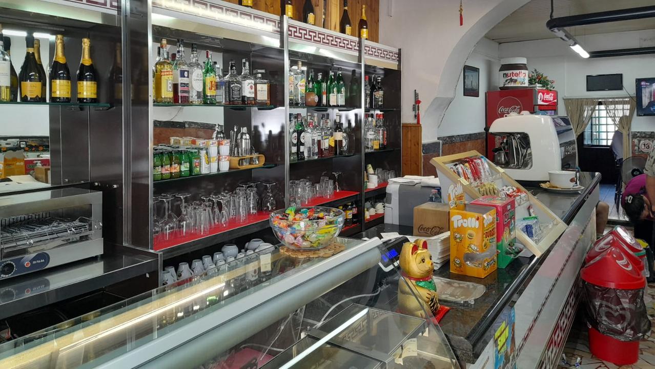L'interno del "Ciao Bar" di via Garibaldi, preso d'assalto dai ladri