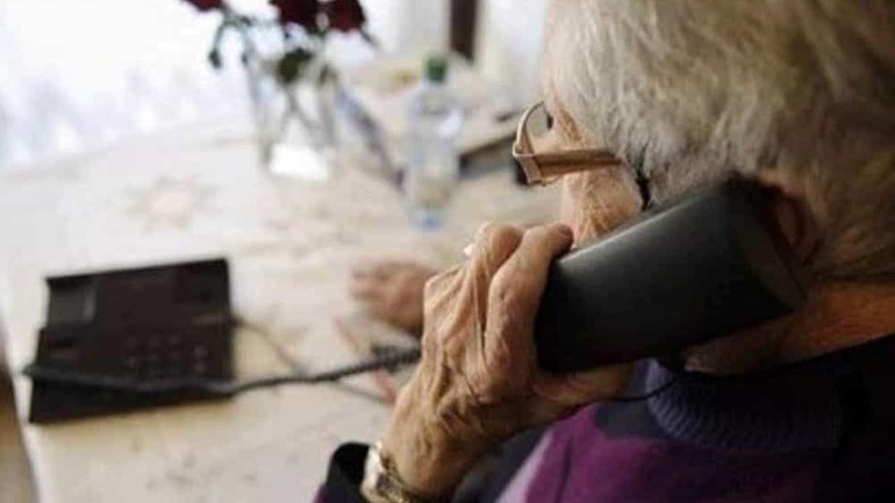 Un'anziana al telefono (foto d'archivio)