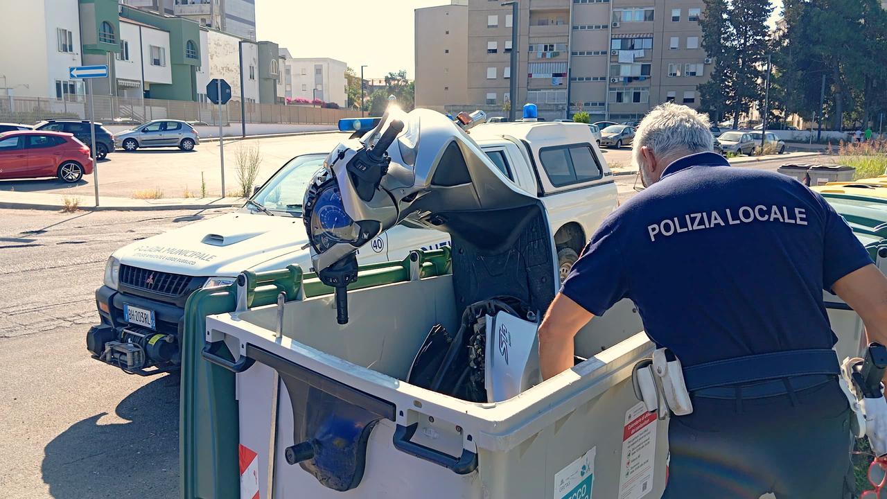 
	Il motorino gettato nel cassonetto&nbsp;<em><strong> (foto Ivan Nuvoli)</strong></em>

