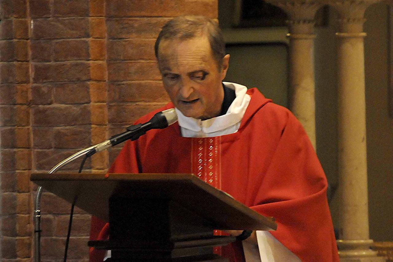 
	Don Giovanni Benassi, in foto nella messa del 2009 dopo l'aggressione

