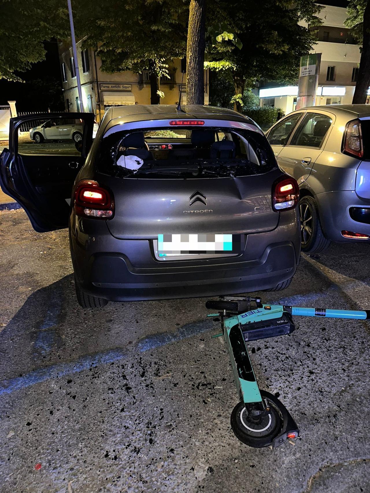 Torna all’auto dopo il Radio Bruno Estate e trova il lunotto sfondato da un monopattino