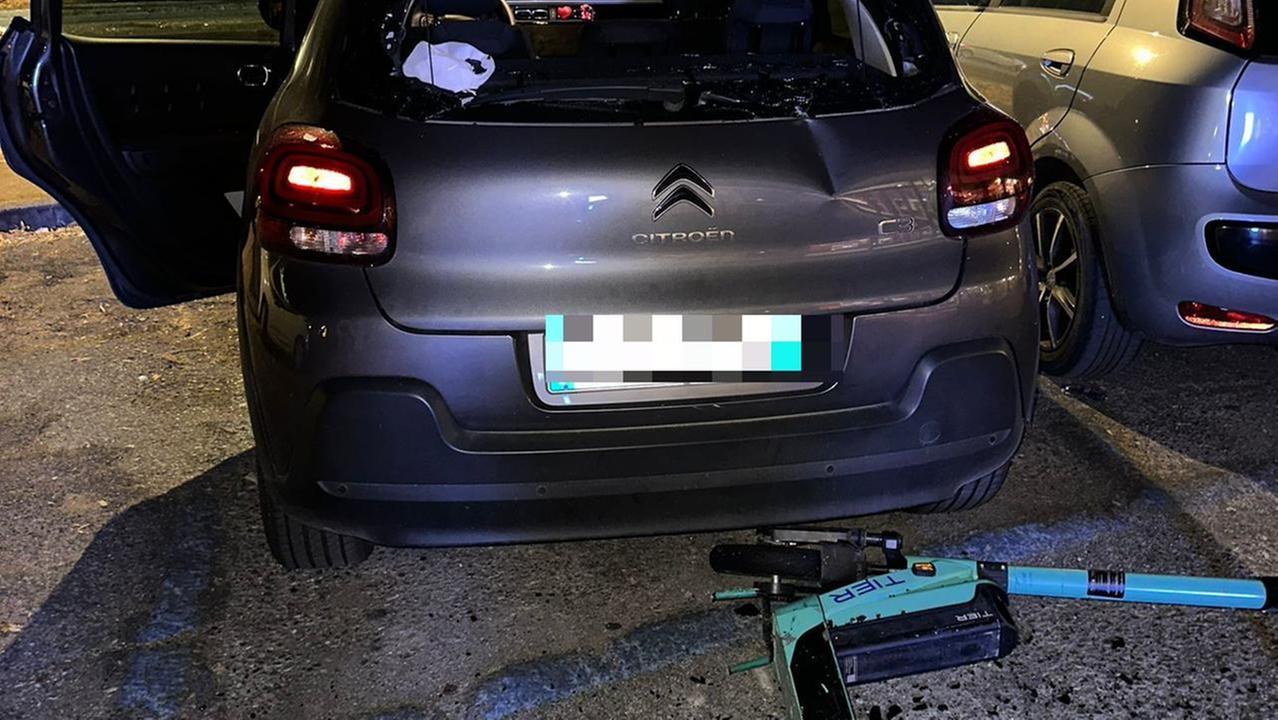 Torna all’auto dopo il Radio Bruno Estate e trova il lunotto sfondato da un monopattino