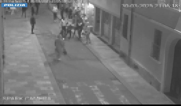 Tre rapine e un giovane accoltellato al volto in un mese. Scacco alla baby gang del centro storico: cinque arresti