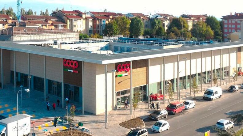 Cento, i residenti protestano per i rumori del market