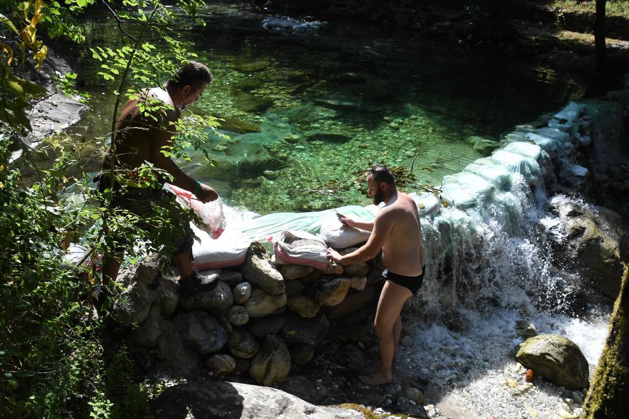 
	I tecnici al lavoro sul fiume (foto Cuffaro)

