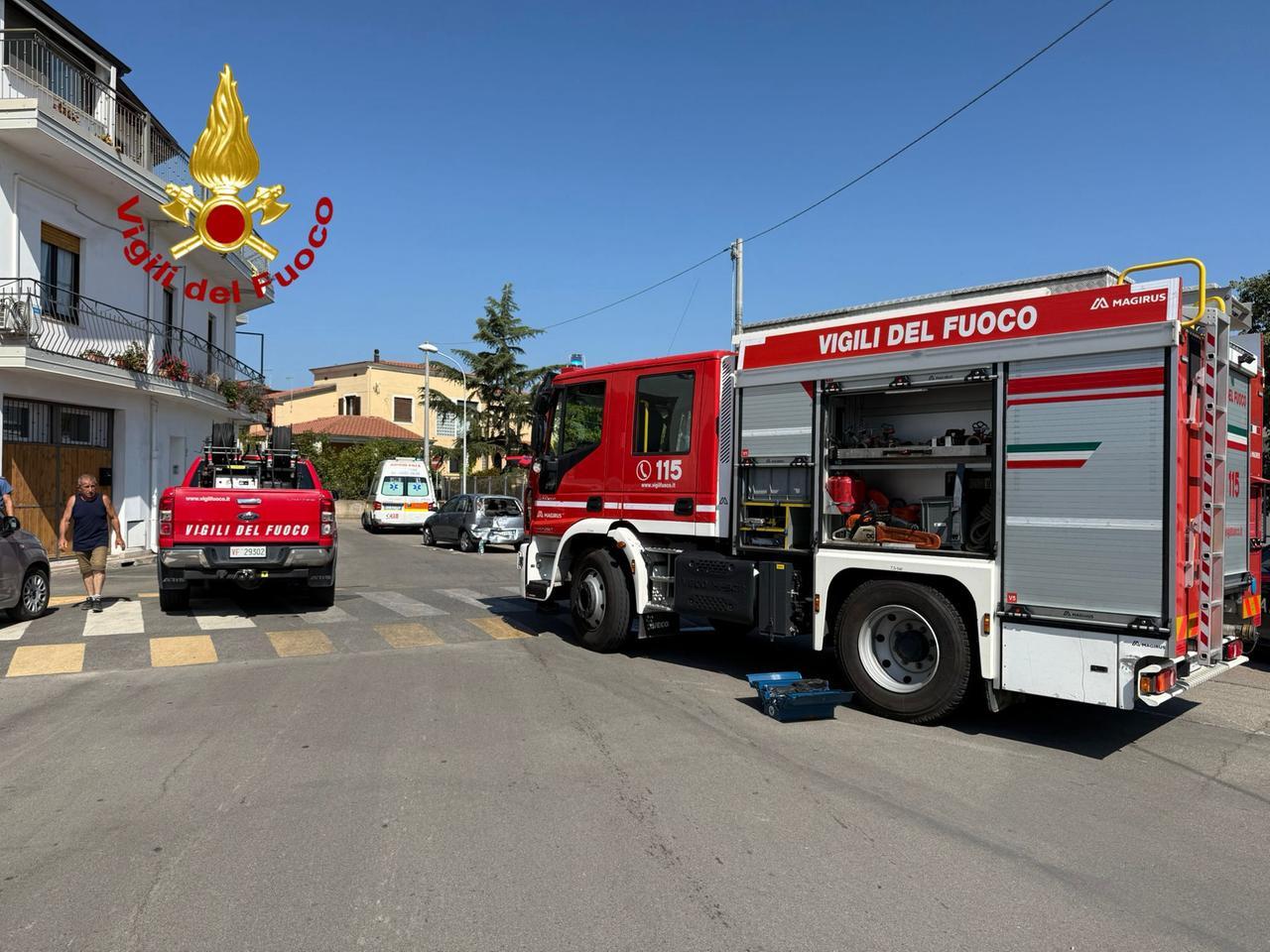 Scontro tra due auto: un ferito estratto dalle lamiere