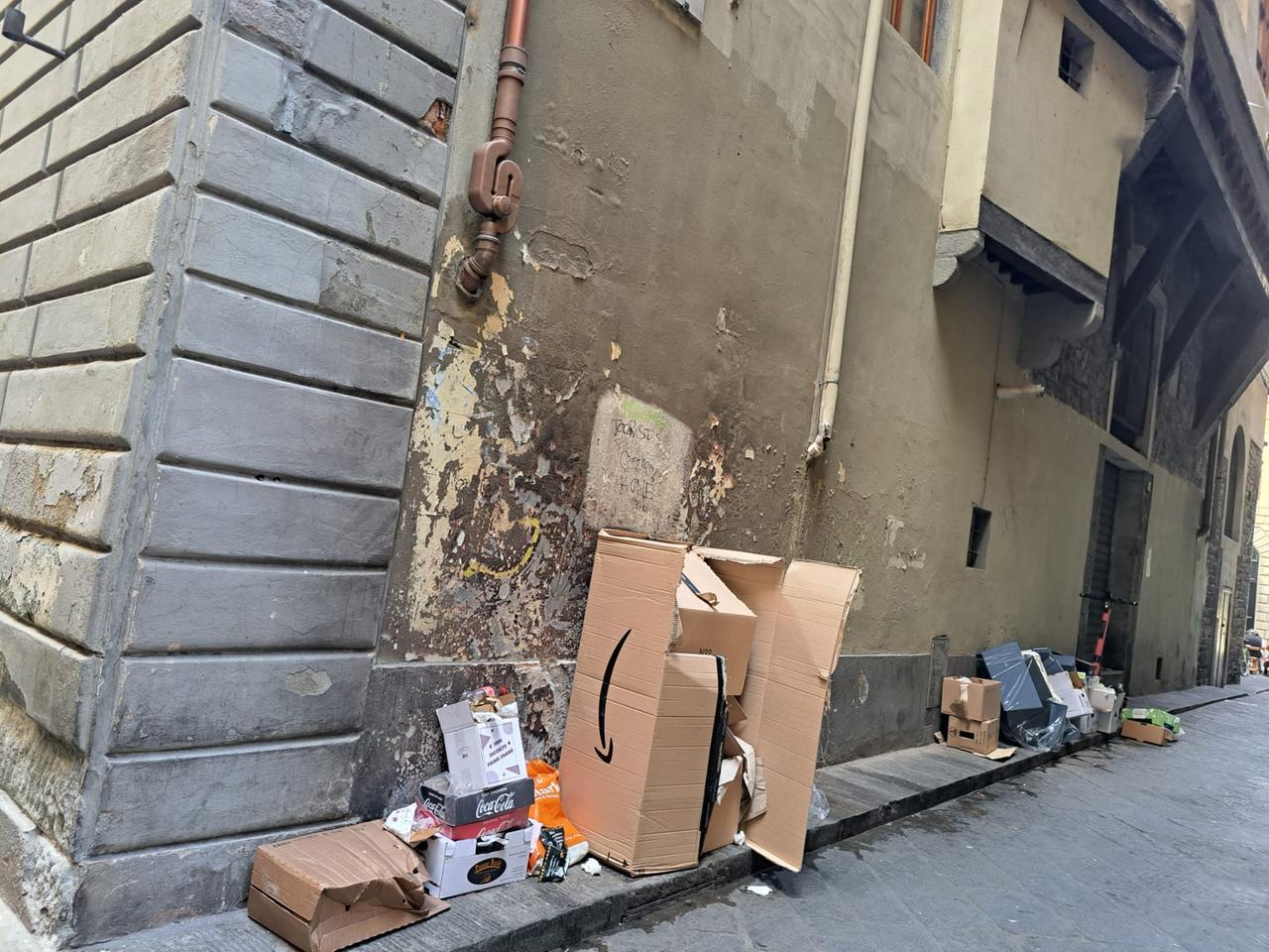 Firenze, strade piene di turisti (e rifiuti): 16mila kit multilingue per salvare la città