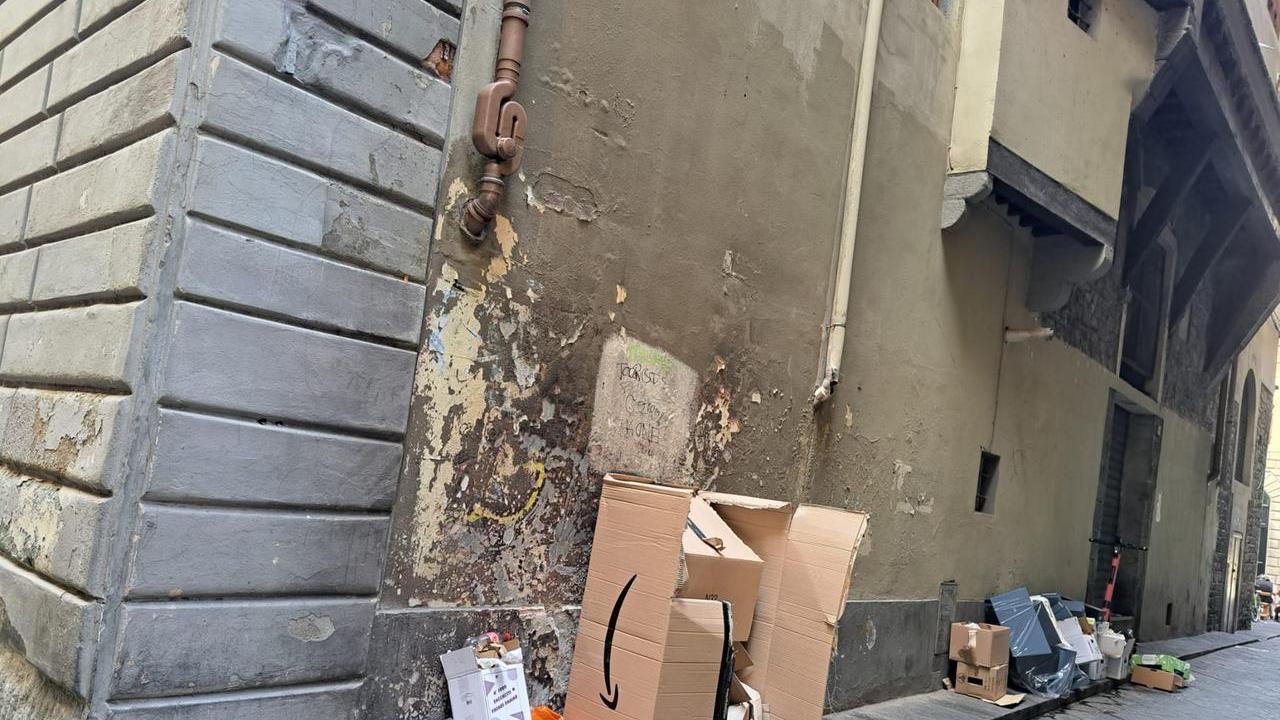 Firenze, strade piene di turisti (e rifiuti): 16mila kit multilingue per salvare la città