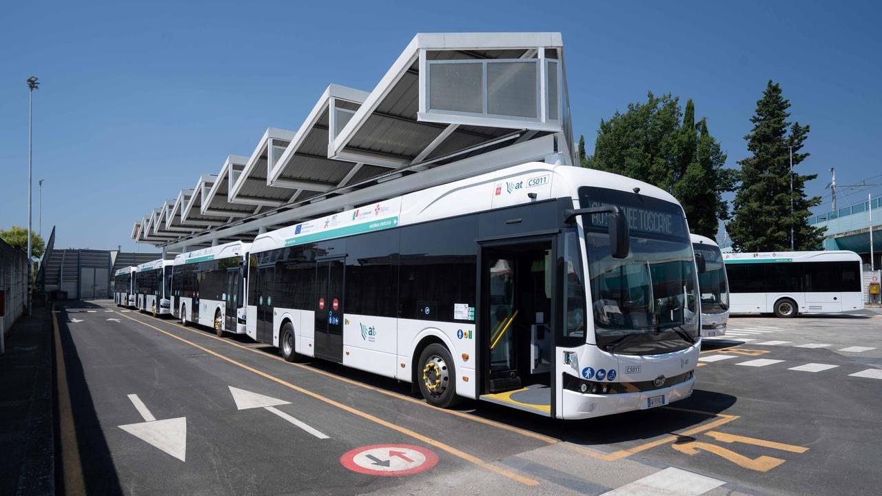 Firenze, i primi 25 maxi bus elettrici. Ma sulla puntualità il servizio arranca: il guaio delle corsie preferenziali