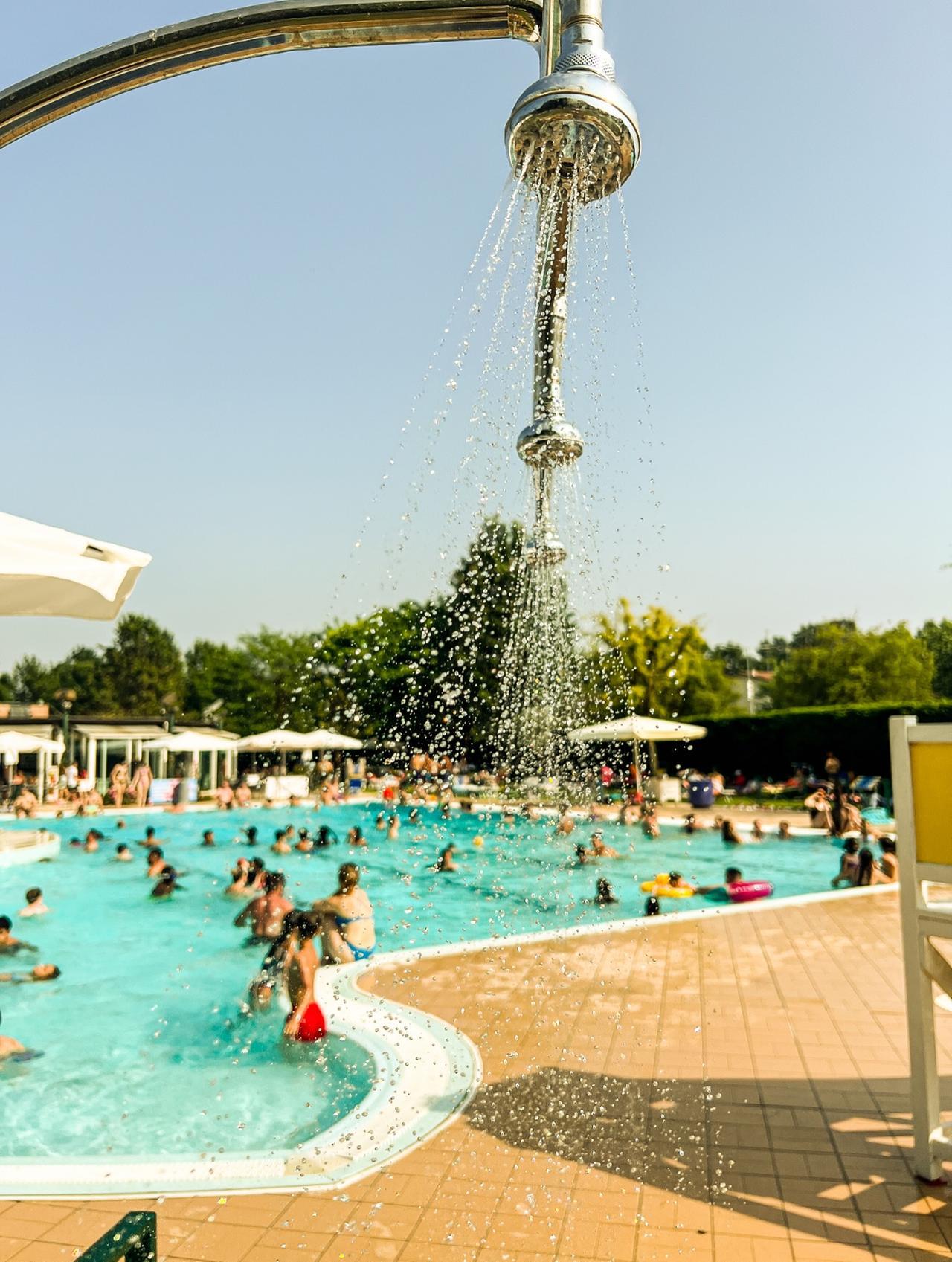 Malore in piscina, grave una ragazzina di 14 anni