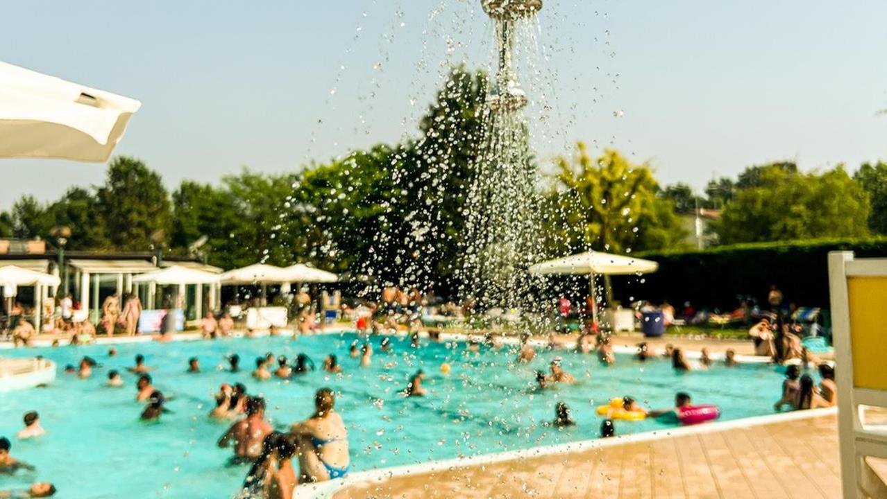 Malore in piscina, grave una ragazzina di 14 anni