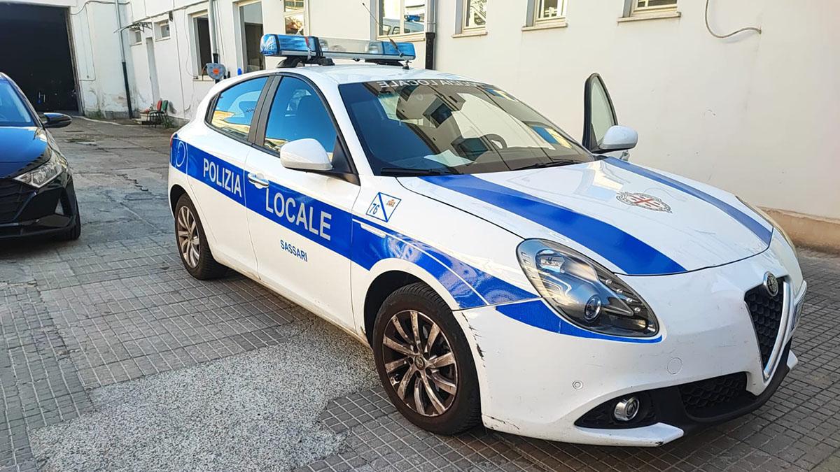 Con lo scooter su una macchia di gasolio: motociclista finisce per terra