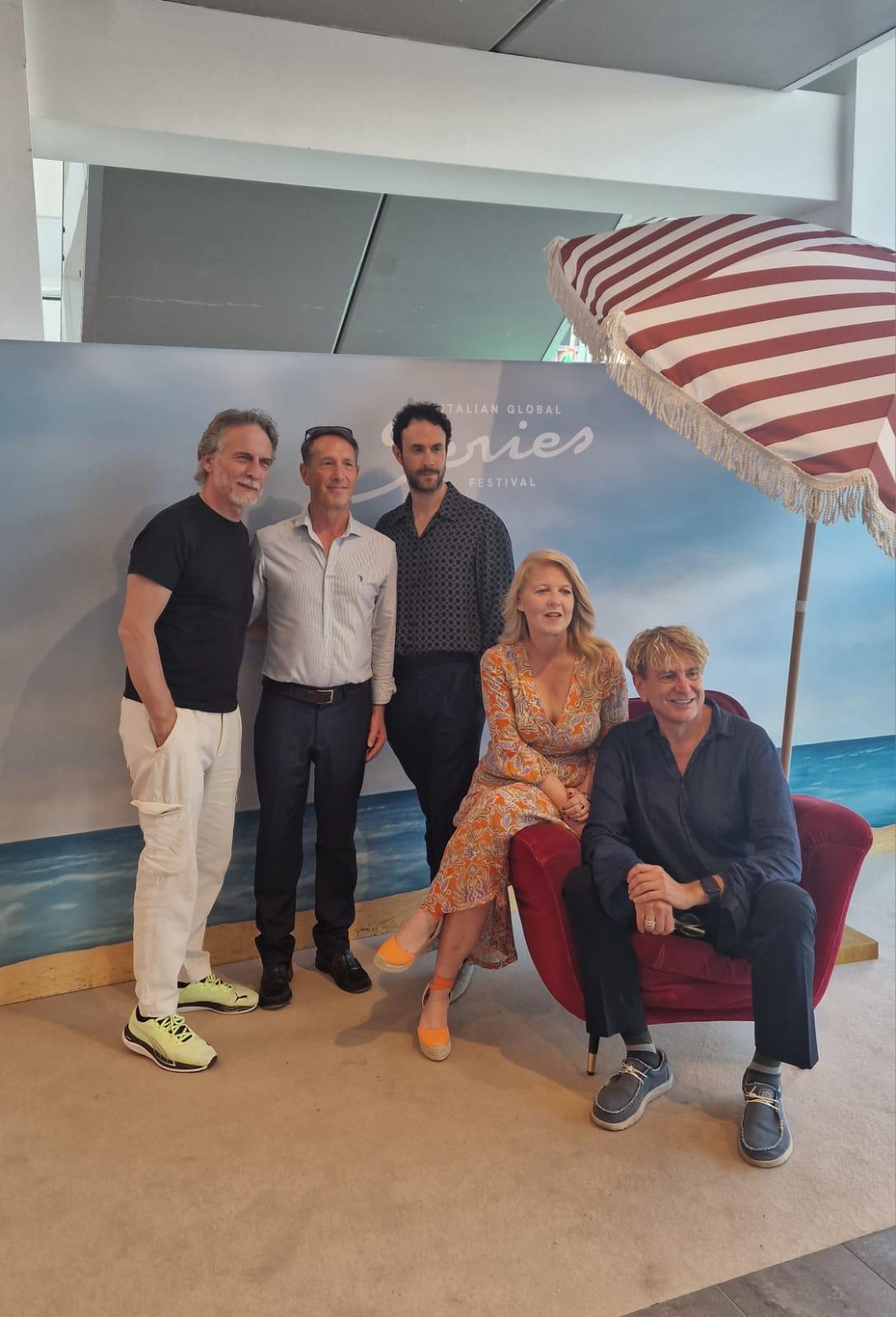 
	L'assessore Remo Santini secondo da sinistra con il cast della fiction

