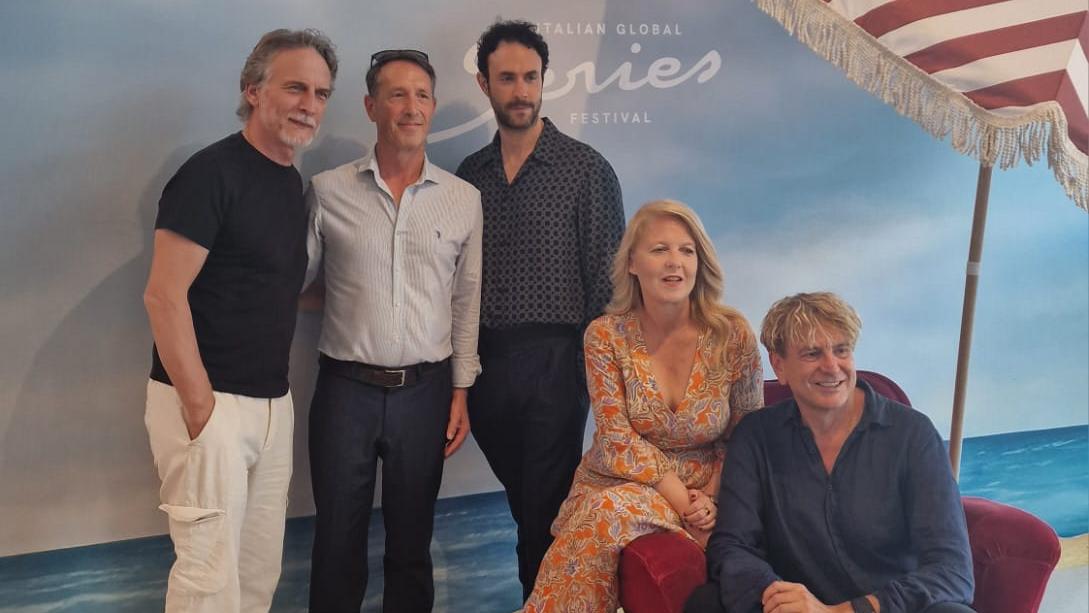 L'assessore Remo Santini secondo da sinistra con il cast della fiction