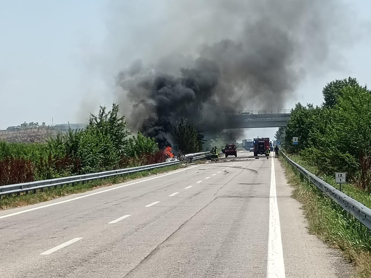 Camion si ribalta e va a fuoco. Incidente sull’Adriatica ad Argenta