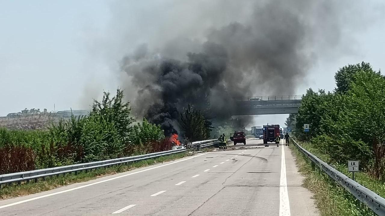 Camion si ribalta e va a fuoco. Incidente sull’Adriatica ad Argenta