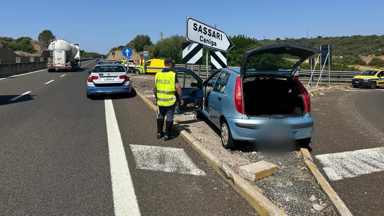 Perde il controllo dell’auto e finisce sullo spartitraffico: spavento sulla camionale