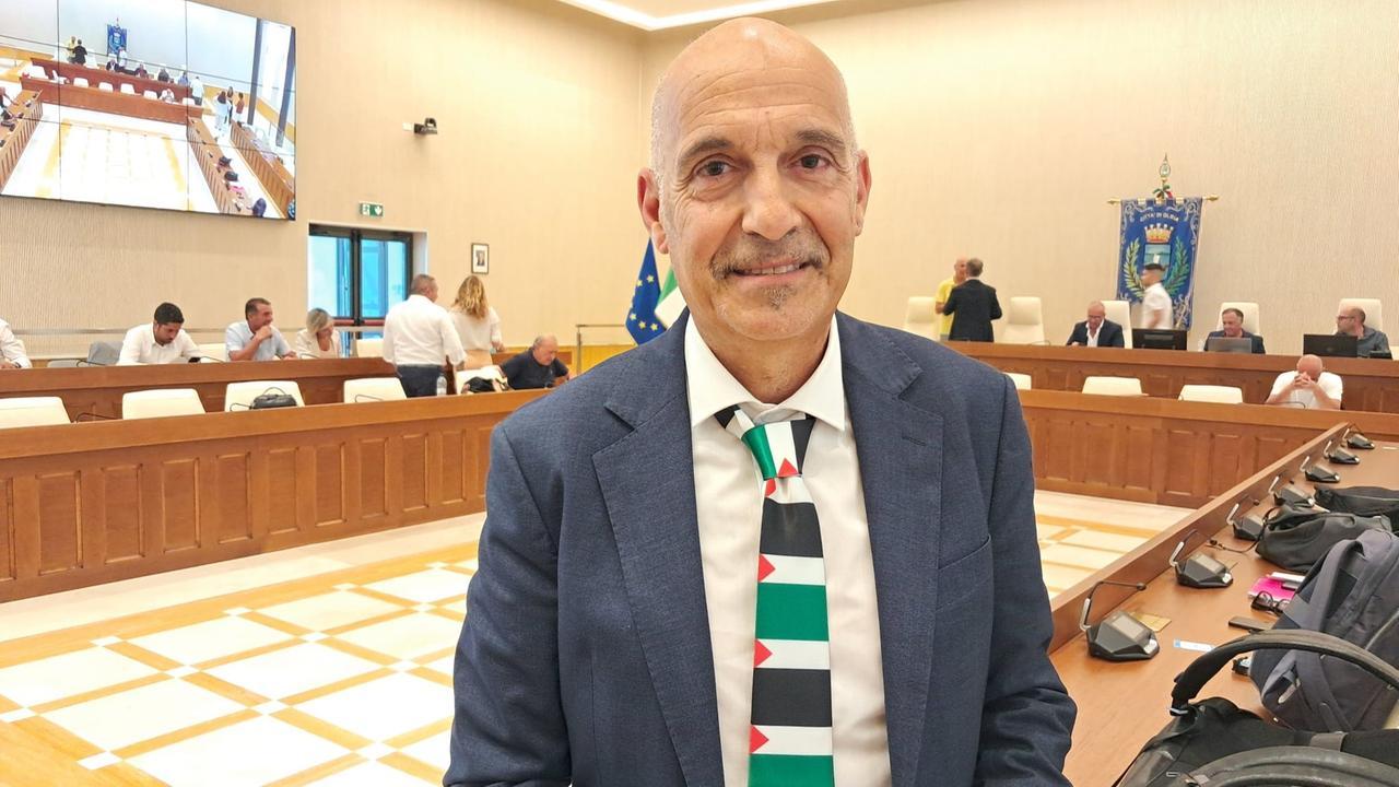 La cravatta con i colori della Palestina: il gesto del consigliere comunale
