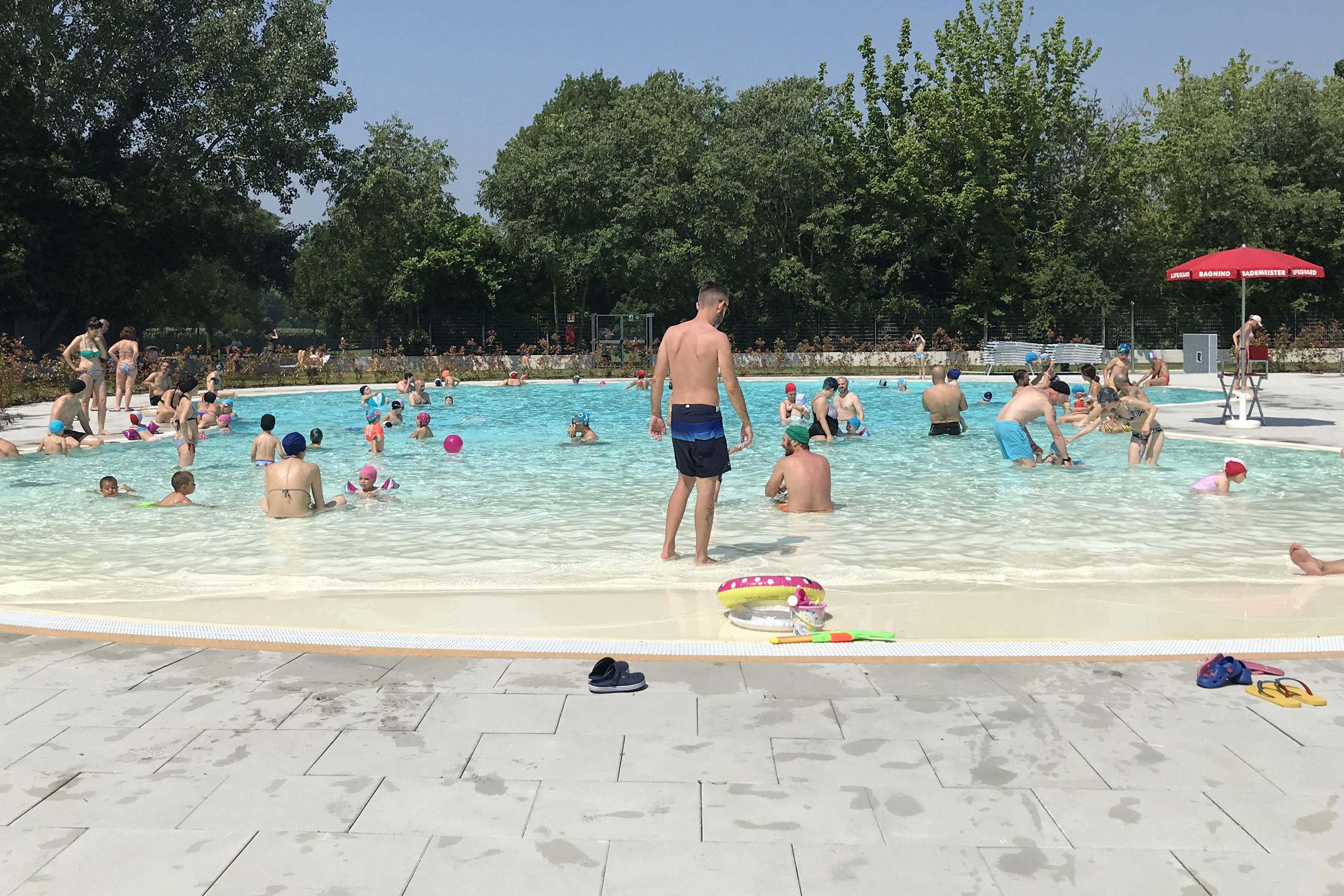 Ferrara. Piscina Bacchelli, «problemi all'acqua già risolti ma rubati 300 lettini e 150 ombrelli»<br>
